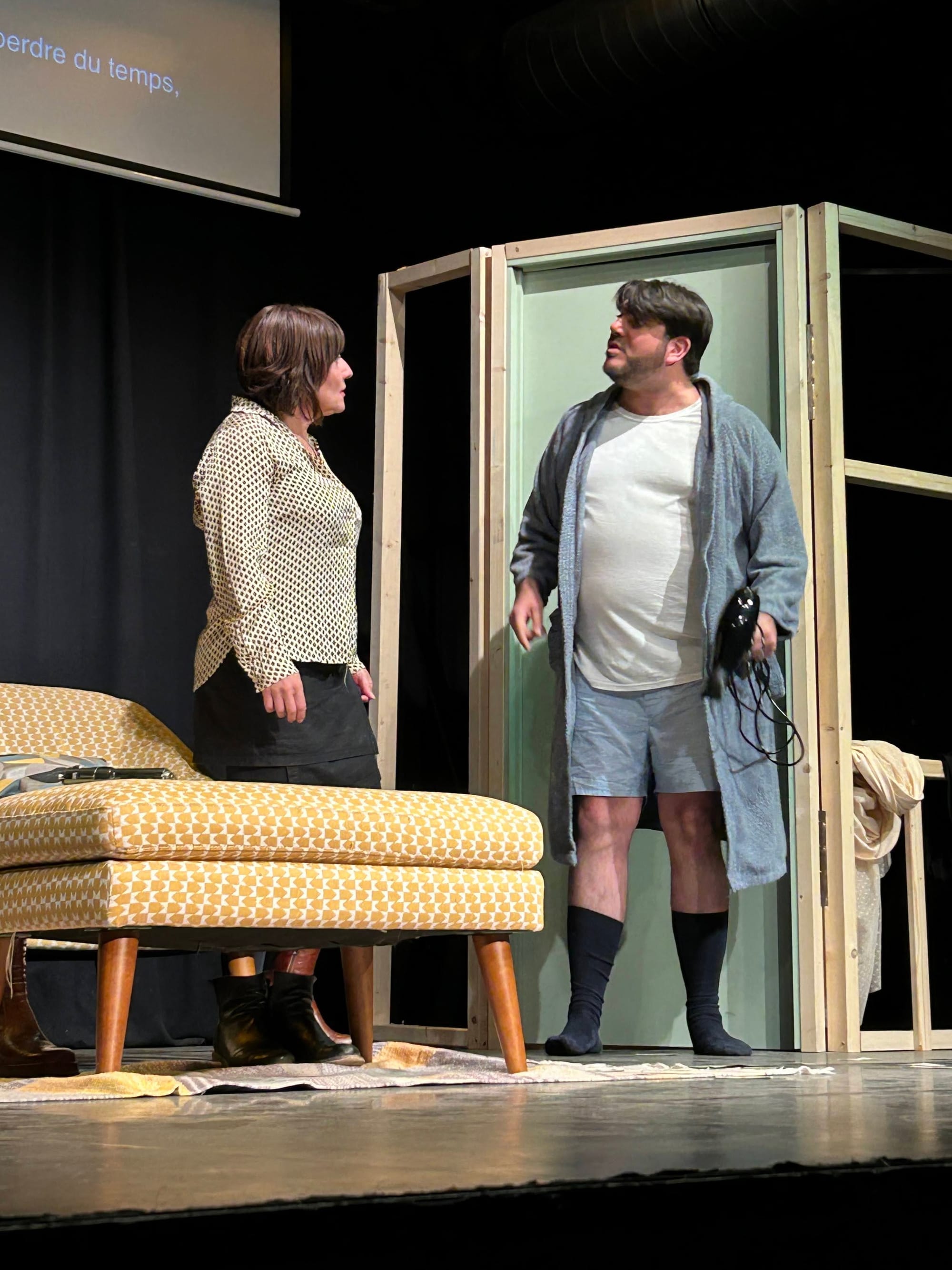 Coppia aperta quasi spalancata - scena in accappatoio