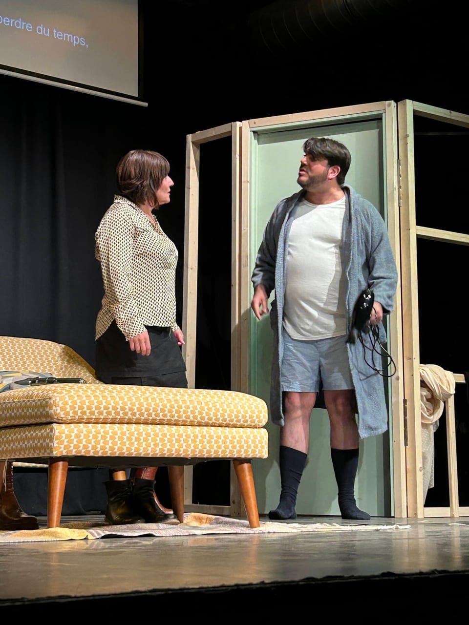 Coppia aperta quasi spalancata - scena in accappatoio