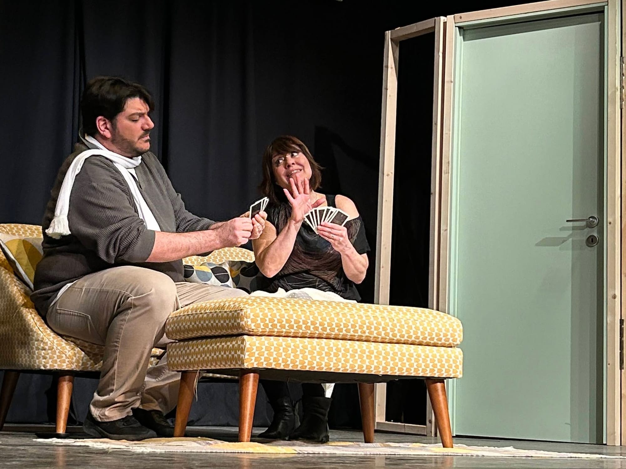 Coppia aperta quasi spalancata - scena con le carte