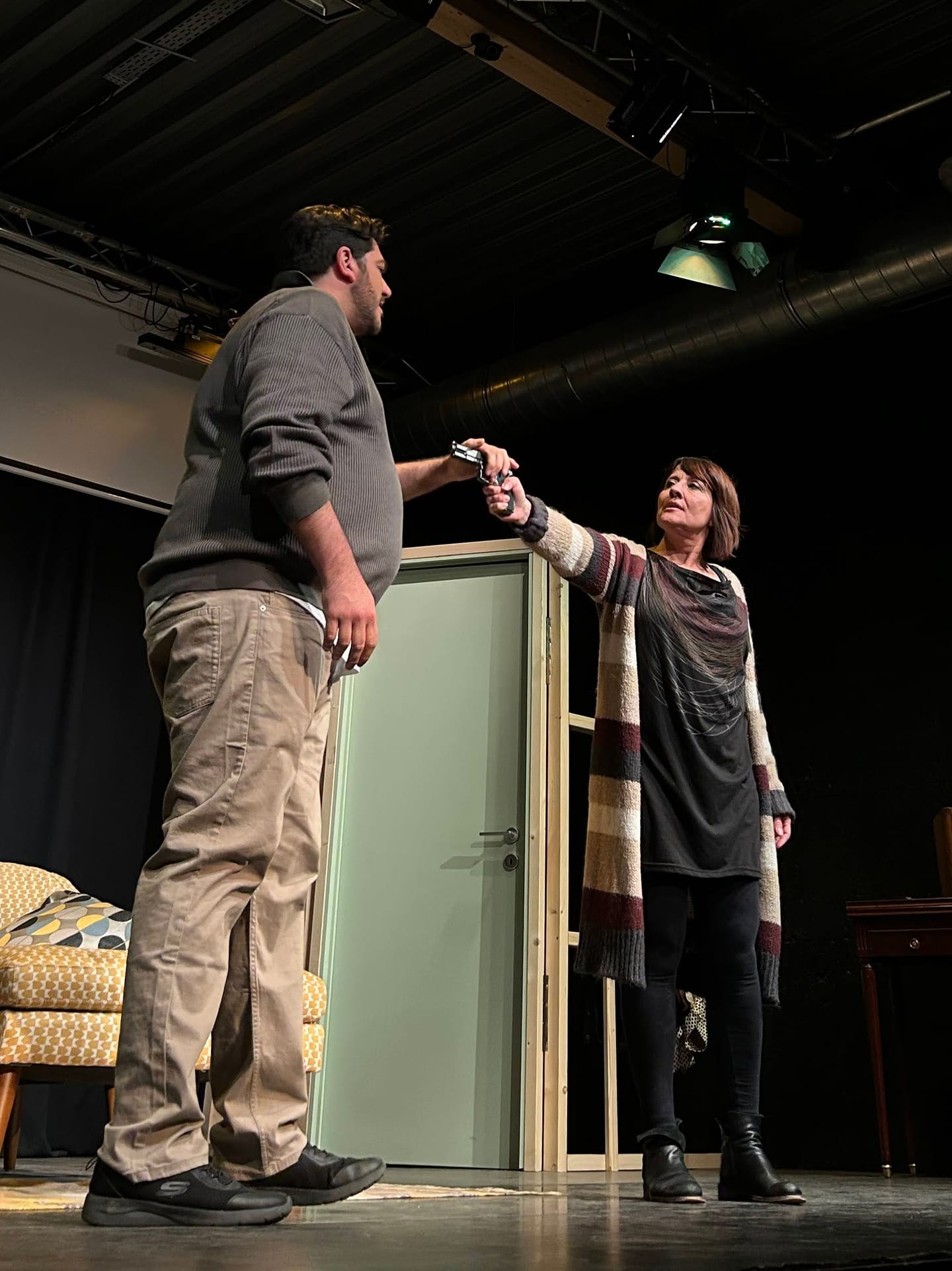 Coppia aperta quasi spalancata - scena del confronto con la pistola